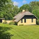בית נופש Astrup Vig Hideaway, Thatched With Shelter & Serenity