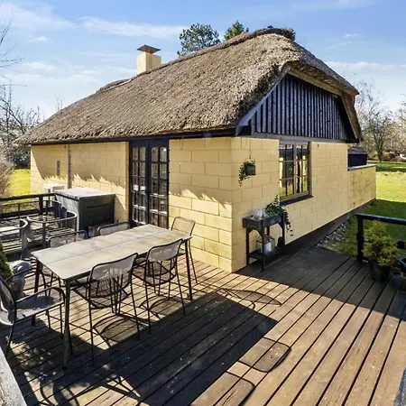 Astrup Vig Hideaway, Thatched With Shelter & Serenity * Roslev