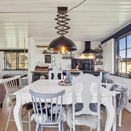 Tatil Evi Astrup Vig Hideaway, Thatched With Shelter & Serenity Roslev