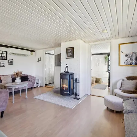 Astrup Vig Hideaway, Thatched With Shelter & Serenity *