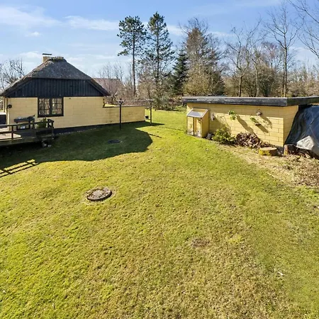 Astrup Vig Hideaway, Thatched With Shelter & Serenity בית נופש רוסלב
