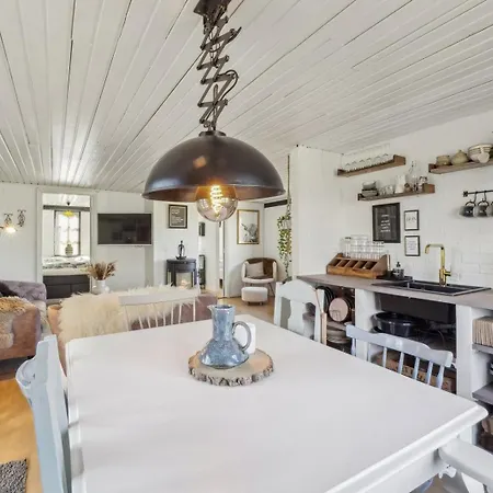 Astrup Vig Hideaway, Thatched With Shelter & Serenity * רוסלב