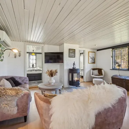 Tatil Evi Astrup Vig Hideaway, Thatched With Shelter & Serenity