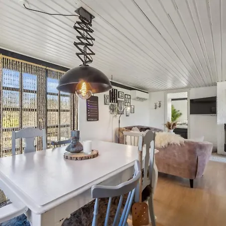 Tatil Evi Astrup Vig Hideaway, Thatched With Shelter & Serenity *