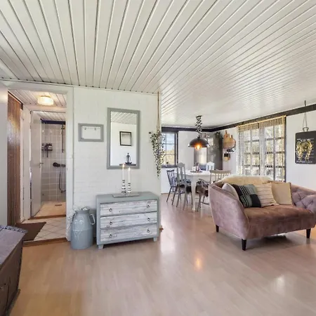 Astrup Vig Hideaway, Thatched With Shelter & Serenity * Roslev