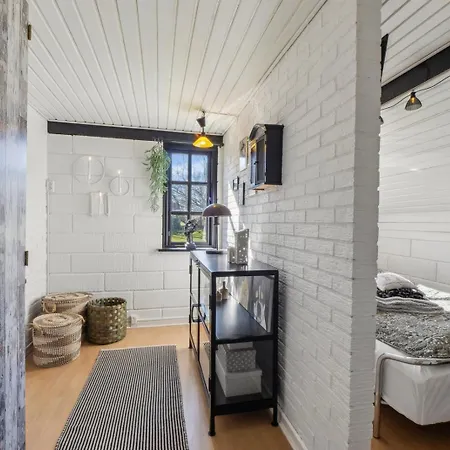 Astrup Vig Hideaway, Thatched With Shelter & Serenity Roslev
