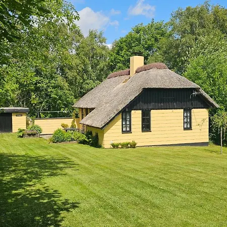 Tatil Evi Astrup Vig Hideaway, Thatched With Shelter & Serenity