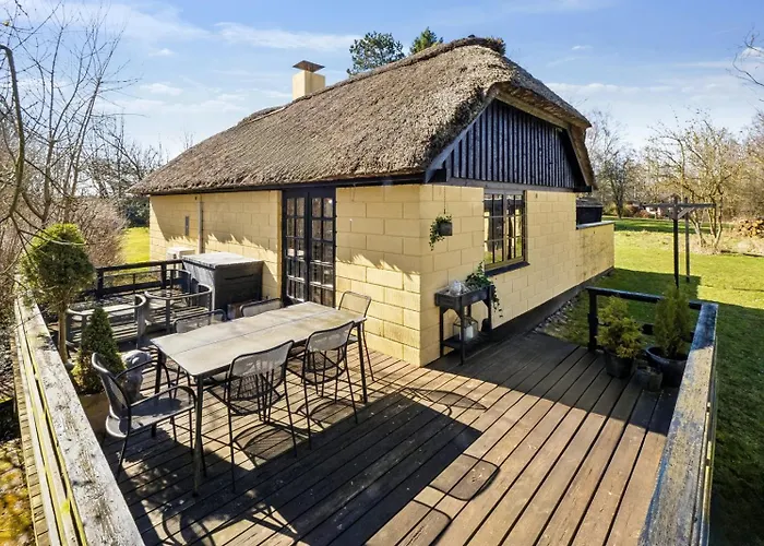 Astrup Vig Hideaway, Thatched With Shelter & Serenity * Roslev