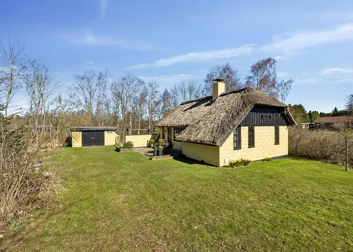 Astrup Vig Hideaway, Thatched With Shelter & Serenity * Roslev