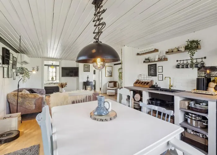 Astrup Vig Hideaway, Thatched With Shelter & Serenity * Roslev