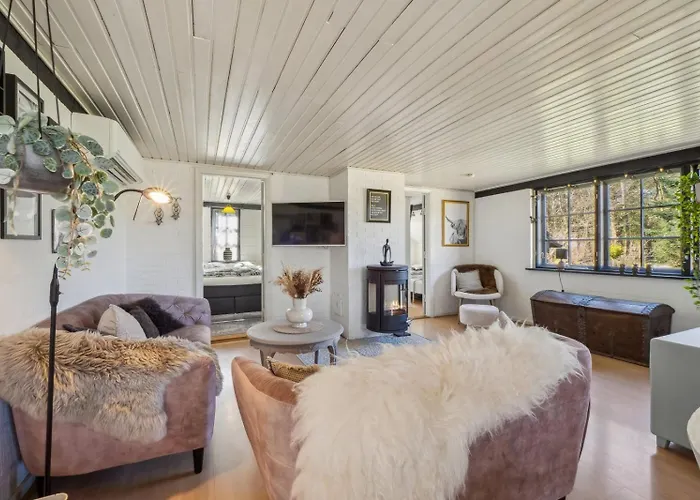 Hébergement de vacances Astrup Vig Hideaway, Thatched With Shelter & Serenity