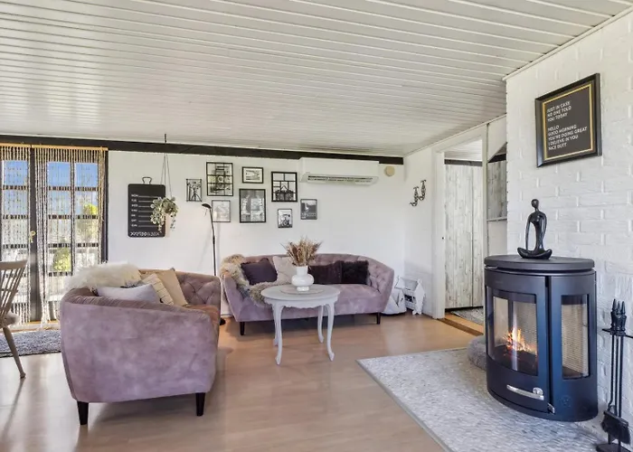 Astrup Vig Hideaway, Thatched With Shelter & Serenity Hébergement de vacances *
