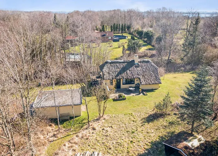 Hébergement de vacances Astrup Vig Hideaway, Thatched With Shelter & Serenity *