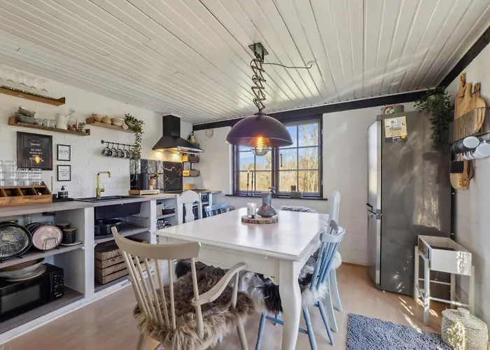 Astrup Vig Hideaway, Thatched With Shelter & Serenity Holiday home *