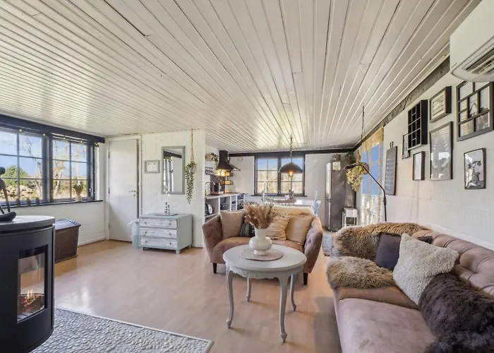 Astrup Vig Hideaway, Thatched With Shelter & Serenity Hébergement de vacances