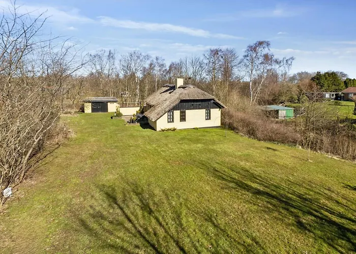 Astrup Vig Hideaway, Thatched With Shelter & Serenity Hébergement de vacances