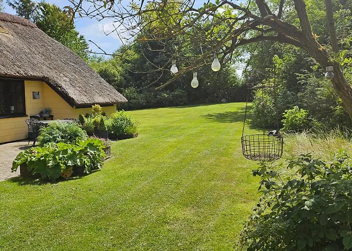 Astrup Vig Hideaway, Thatched With Shelter & Serenity Roslev